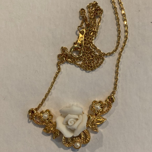 Vintage Gold Tone Filigree ceramic Rose Necklace with chain 1990’s - Picture 2 of 5
